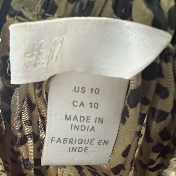 H&M sz 10 green and black subtle animal print blouse. Perfect for the office! - Picture 7 of 7